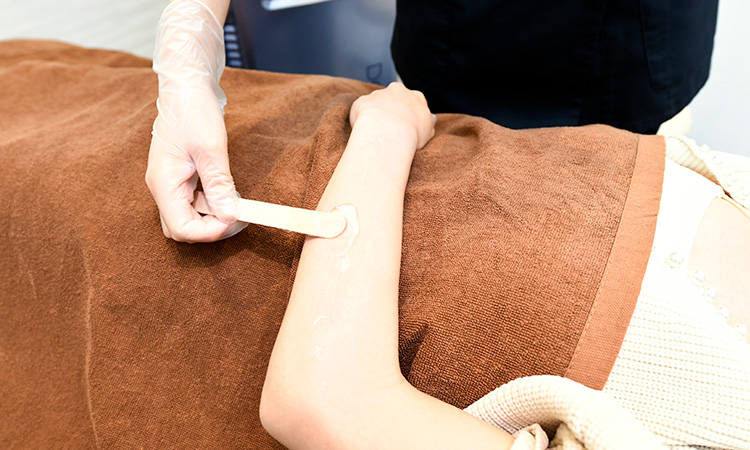 ジェルを塗布している画像